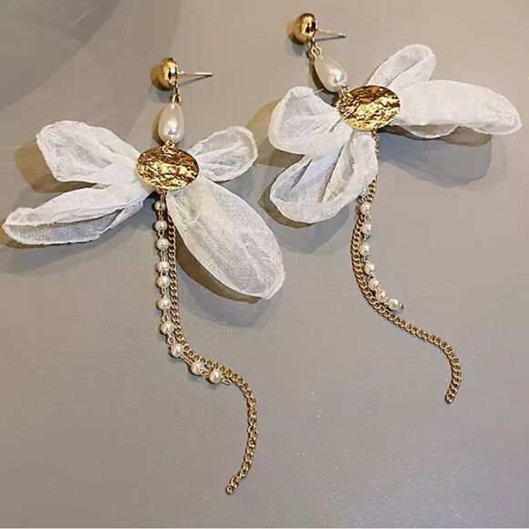 Free People Jewelry - Pearl drop earrings N834